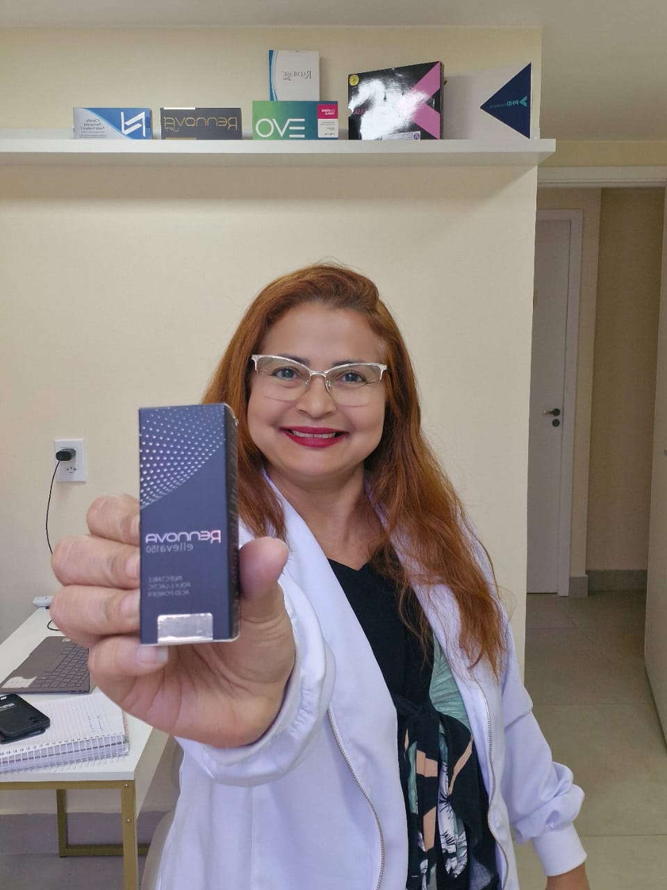 Dra. Eliana apresentando bioestimulador