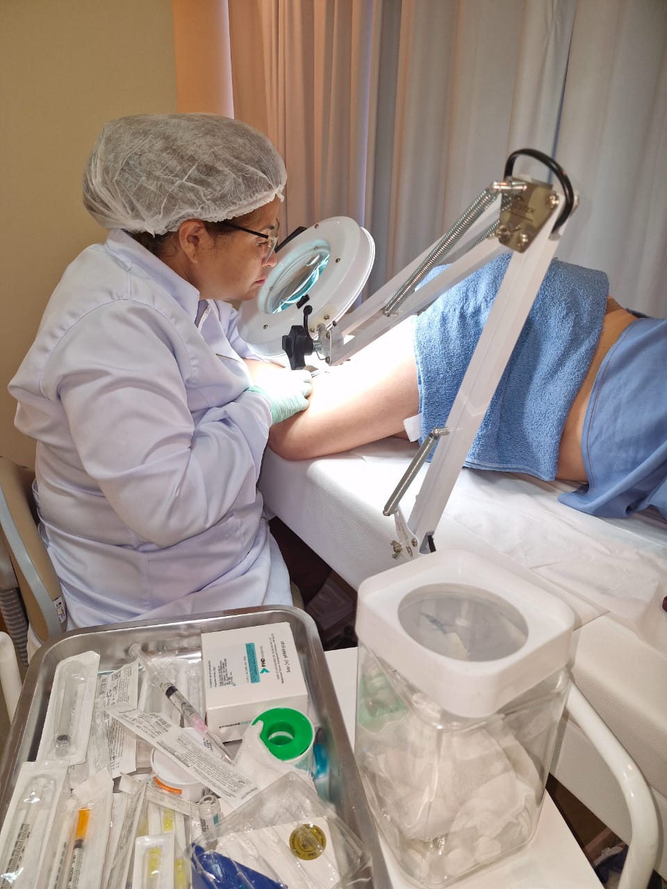 Dra. Eliana tratando microvasos nas pernas