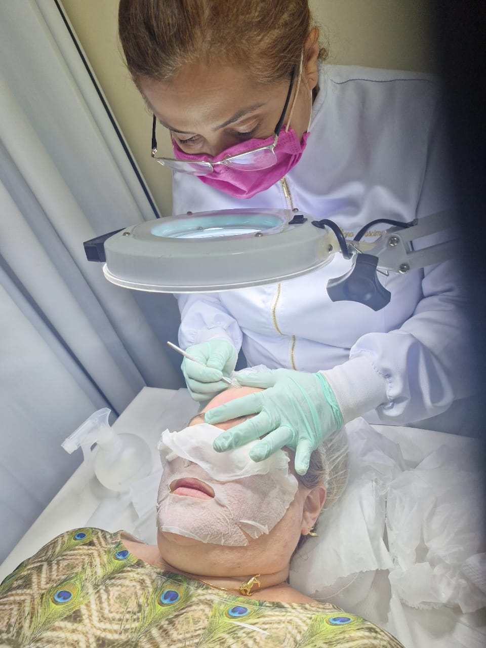 Dra. Eliana em atendimento facial