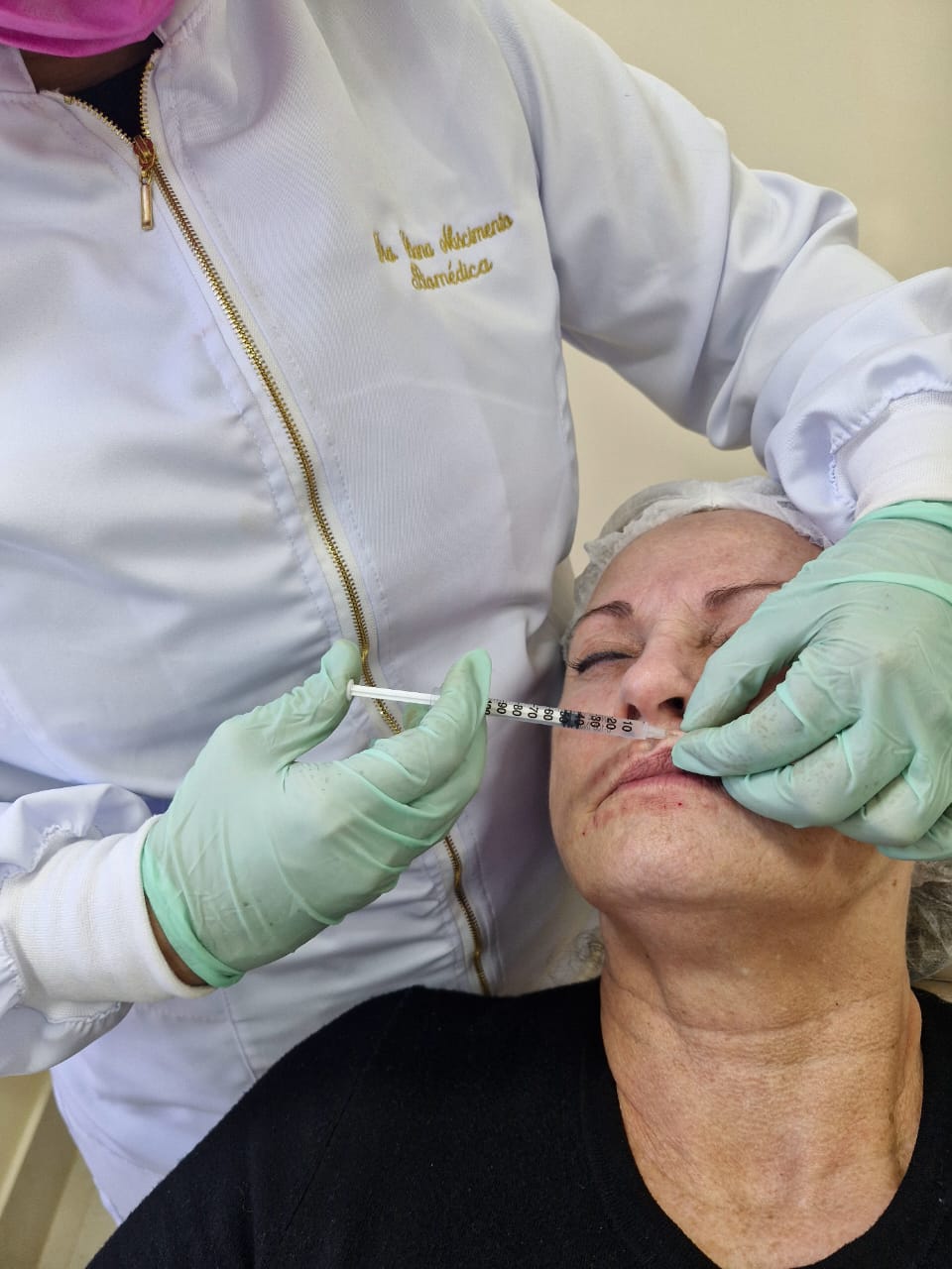 Aplicação de procedimento facial