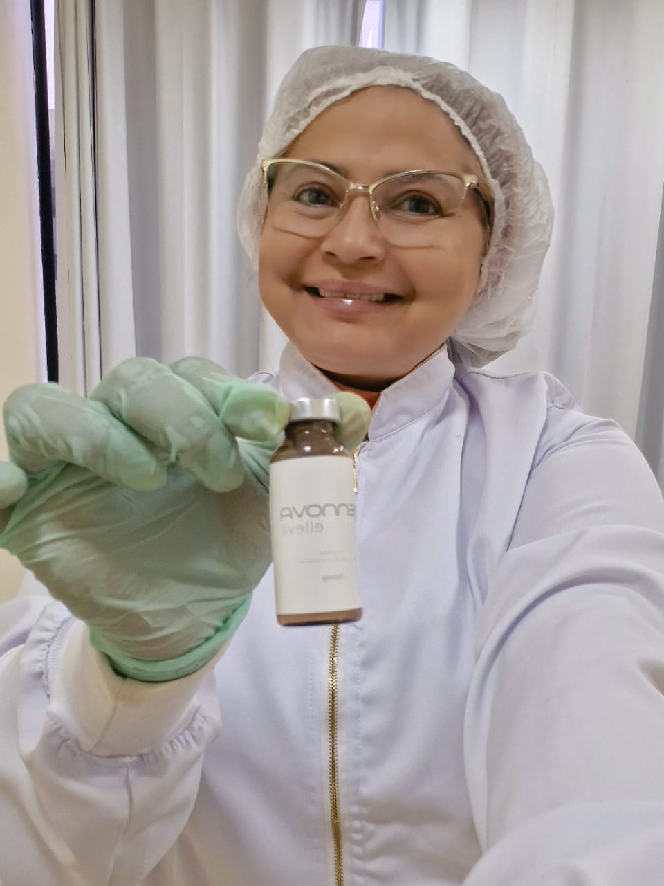 Dra. Eliana mostrando frasco de bioestimulador