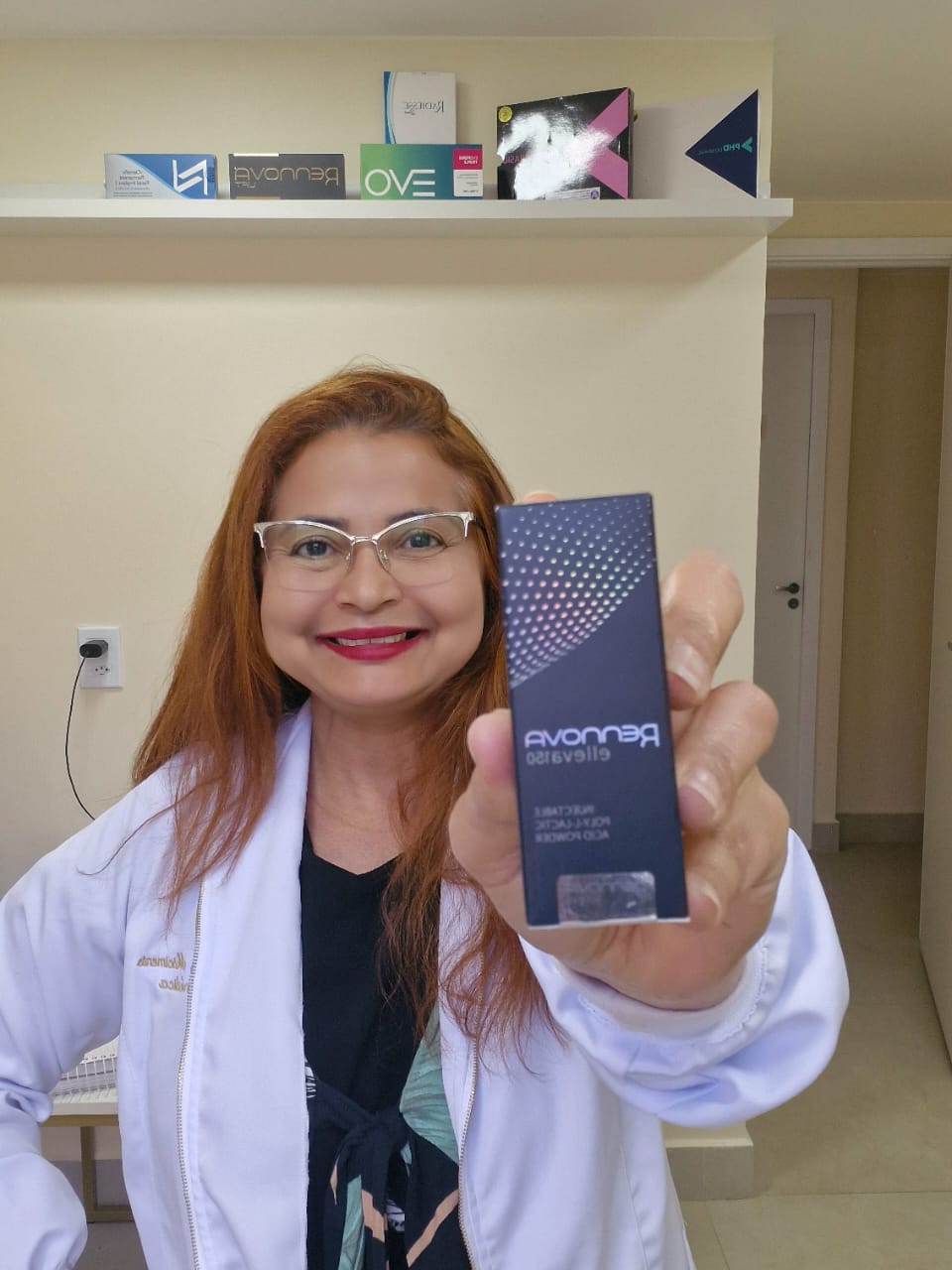 Dra. Eliana mostrando produto lacrado