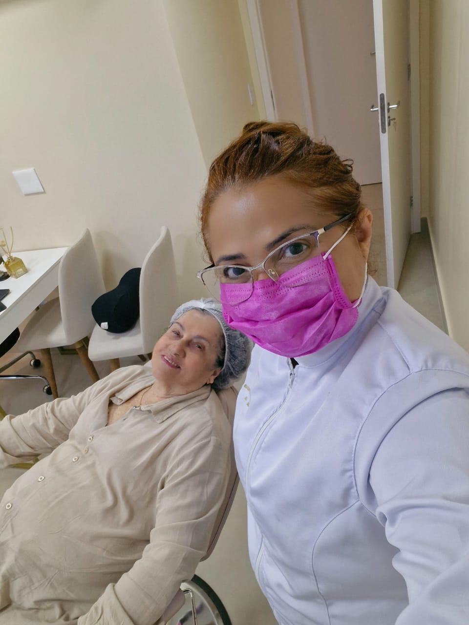 Dra. Eliana durante atendimento