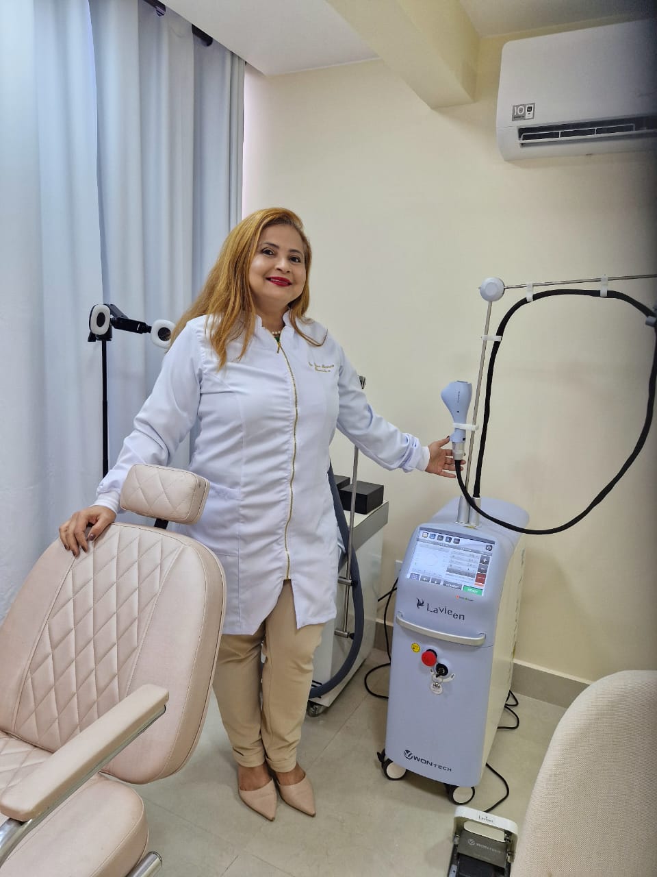Dra. Eliana ao lado do laser Lavieen